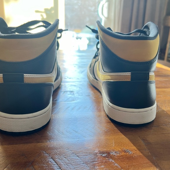 Nike Air Jordan Mid 554724-177 pollen, bulk, white. Like new!! - Picture 9 of 13